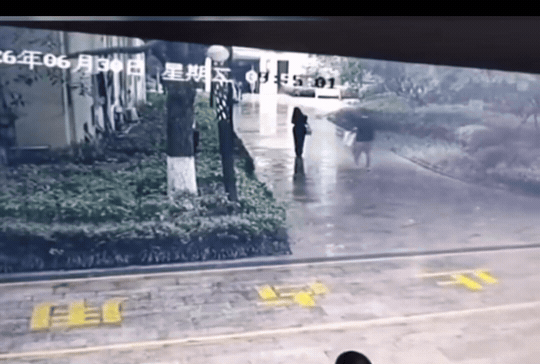 离大谱！走着走着，鞋没了！路上遭遇“劫鞋匪”，美女想不通今天竟然被迫光脚回家！