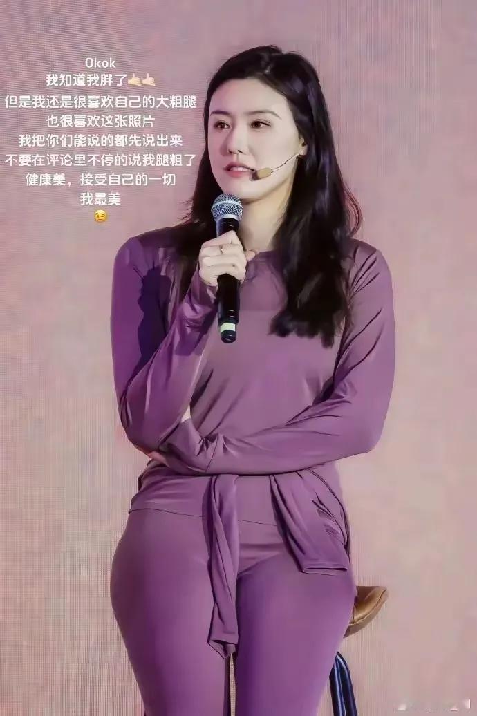 简单的服饰组合往往更容易协调，能够充分展现出一种独特的和谐之美。甜美气质美女、 