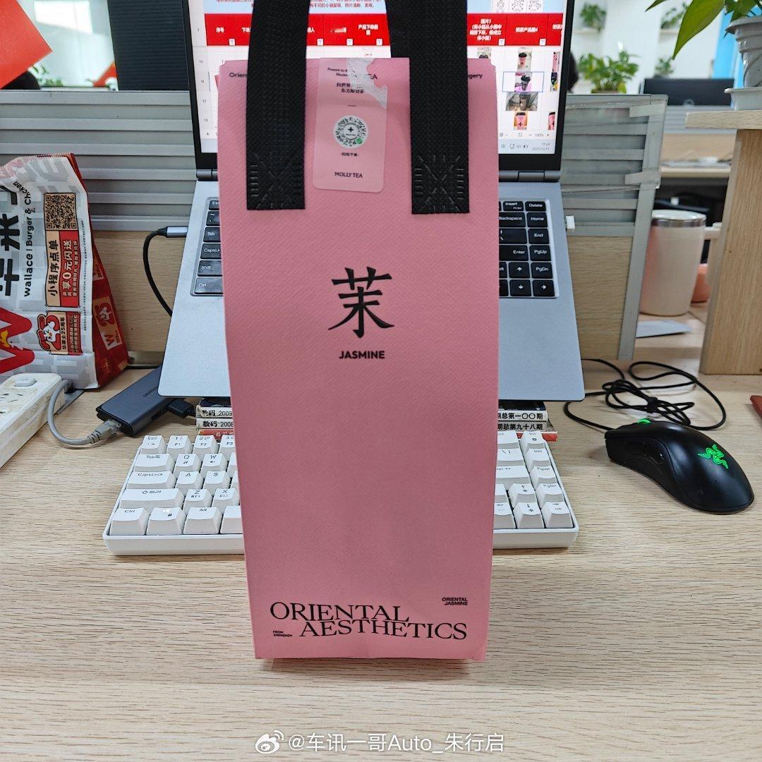 朋友们下午好鸭继续整个下午茶先这次点的是茉莉奶白的新品三分甜的抹茶白兰难得看到要