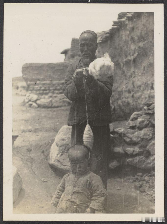 爷孙合影，青海，1933年 