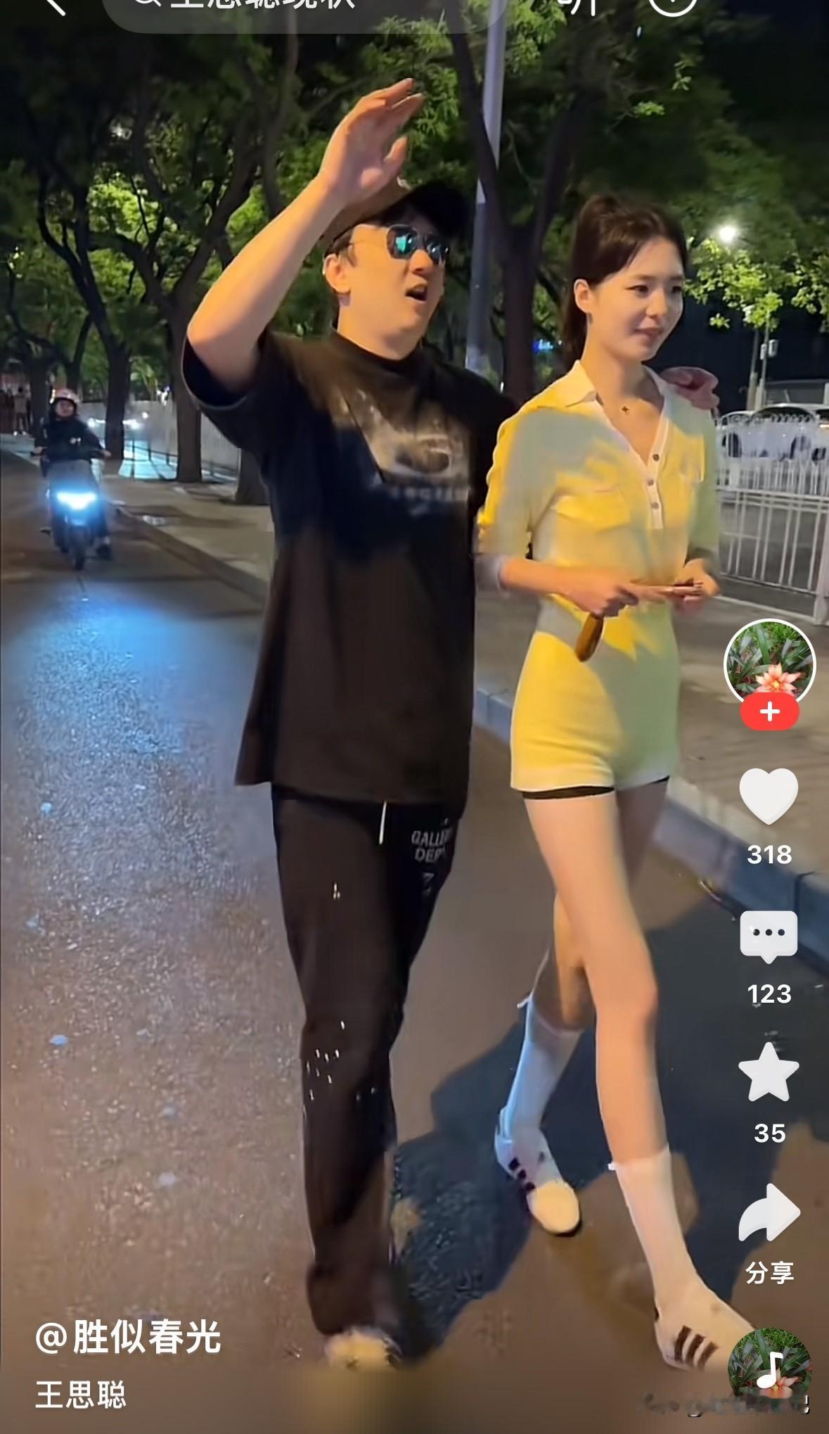 王思聪都张扬成这样了么，真丑呀！
仔细一看，应该不是本人。
还别说，这个人模仿王