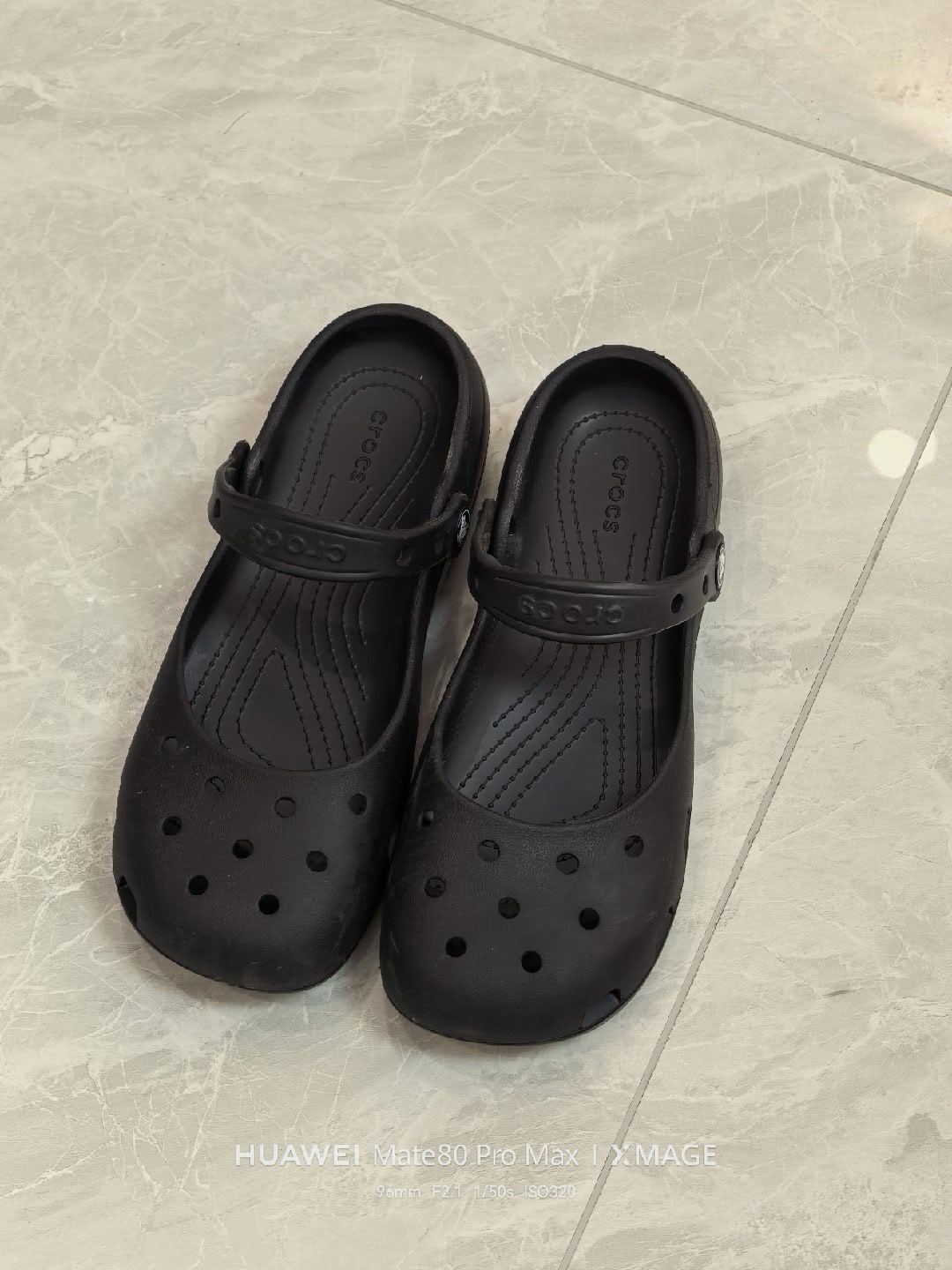 医生提醒洞洞鞋不要长期穿媳妇买的crocs的洞洞鞋，今天刚到。你们说，我要不要转