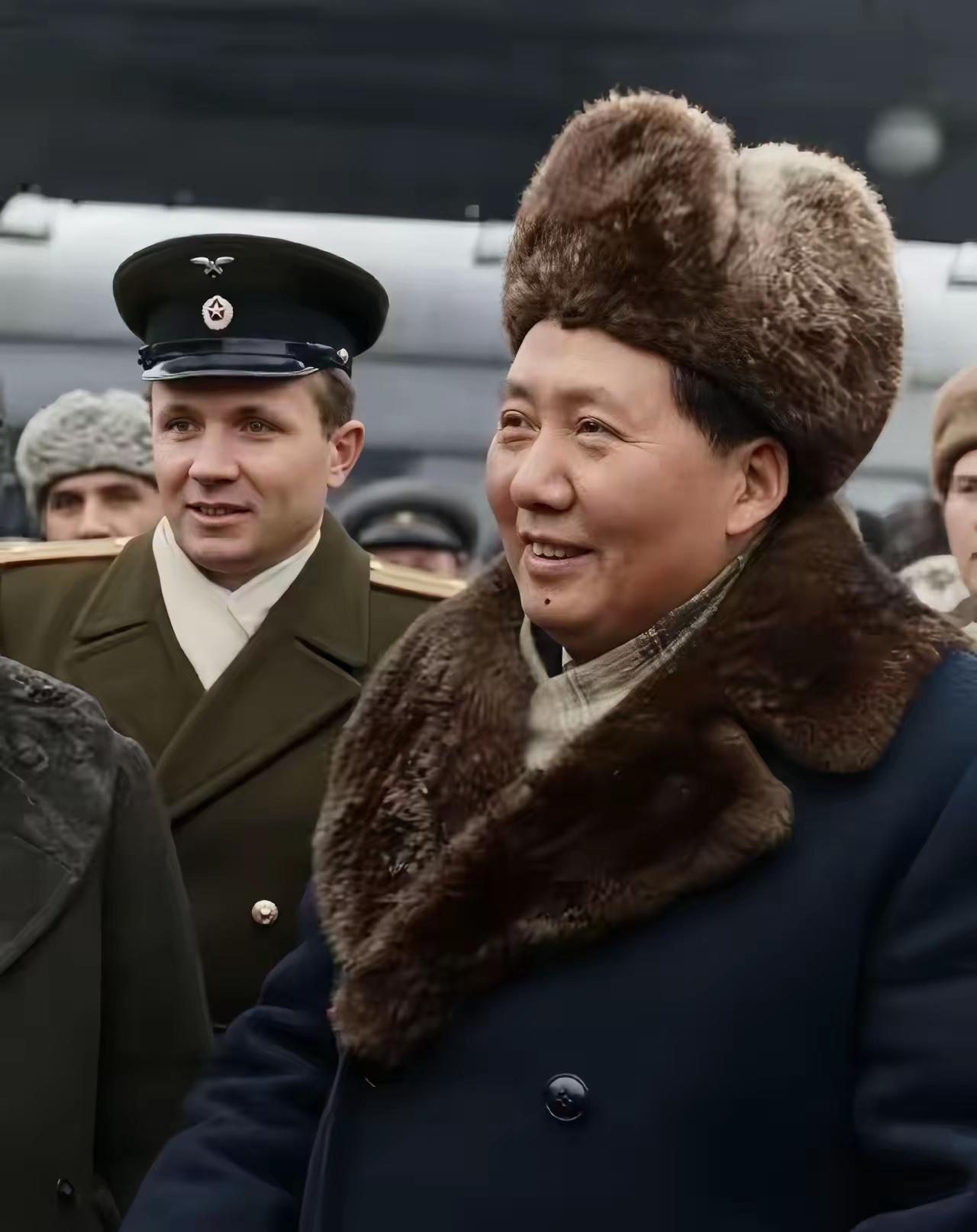 访问苏联，
在苏联住了两个多月，
和斯大林一次又一次的交锋！
维护了国家主权完整