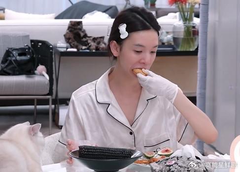 陈瑶早饭就吃辣椒 陈瑶川妹子属性藏不住，早饭鸡翅蘸辣椒粉，鸡蛋还要裹上辣椒油，肠