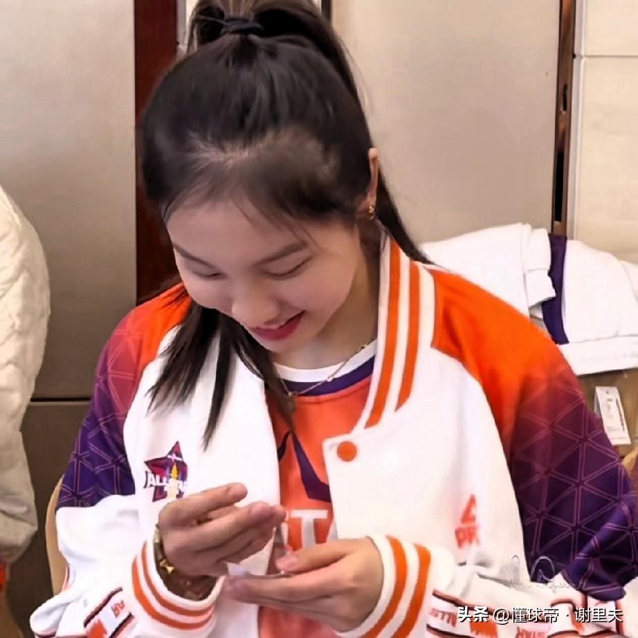 女篮姑娘张茹简直太美了，和杨舒予准备全明星赛候场中，被镜头捕捉到唯美瞬间，面如桃