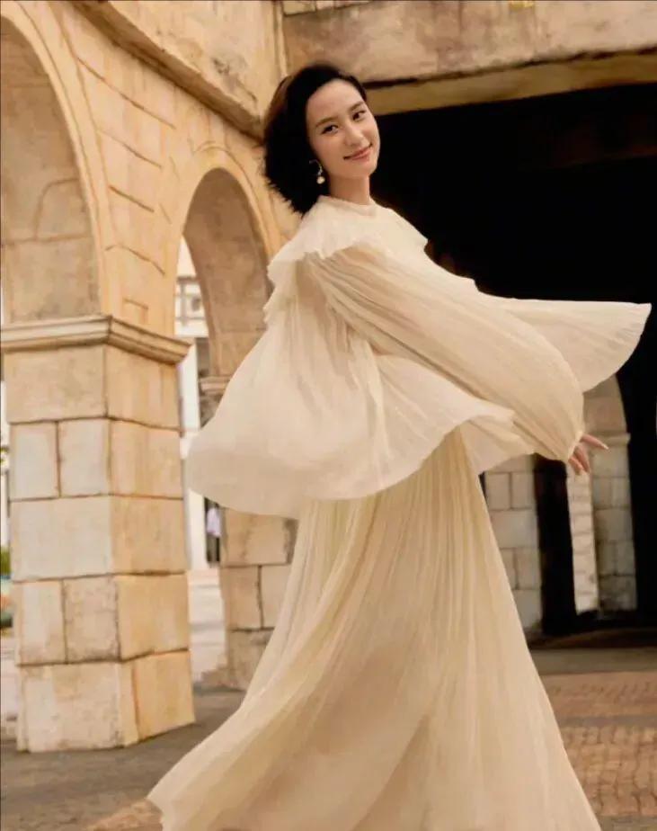 何超莲是赌王的女儿，家族世代从商，身价高得让普通人望尘莫及。她宣布与窦骁结婚时，
