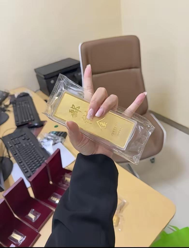 今天的金价，
看得我血压直接升高了，
昨天还是883一克，今天直接跌到了
871