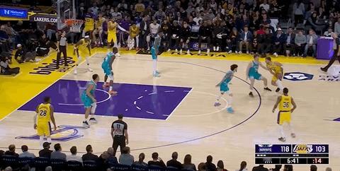 东契奇37分了，不讲理三分球 