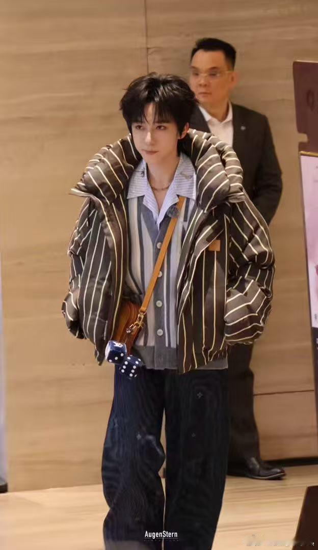 贺峻霖五十公里桃花坞6上班贺峻霖上班经过全是尖叫声 贺峻霖一出场，全场尖叫到破音