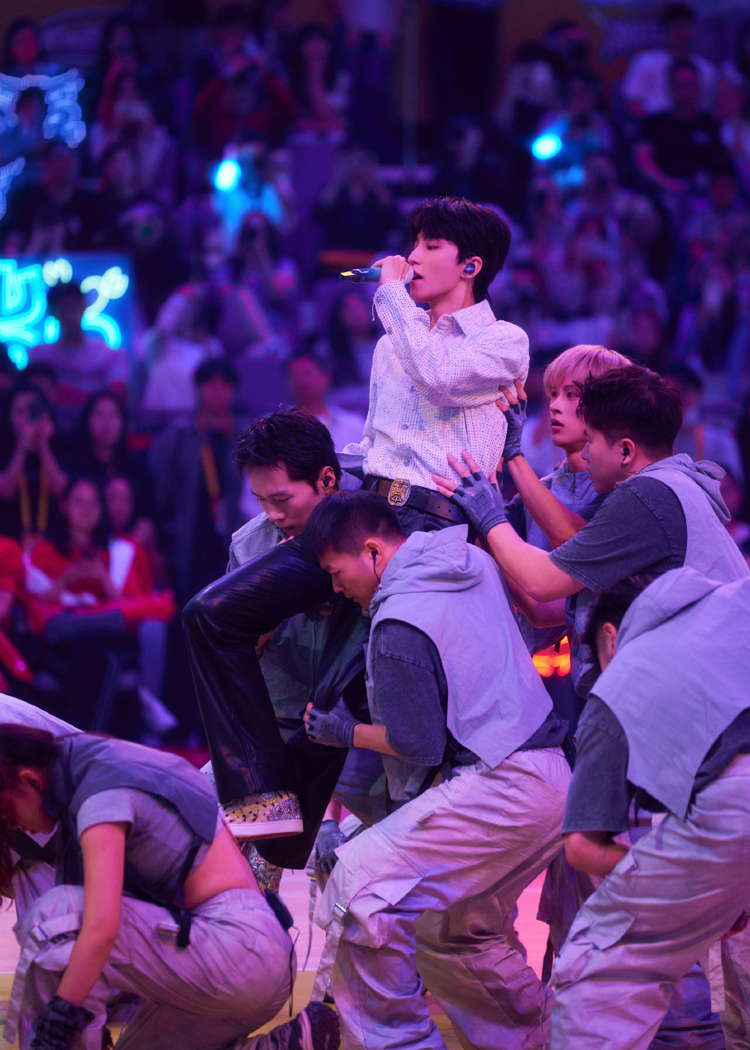 王俊凯徐洁儿天台见徐洁儿王俊凯豪门姐弟高端豪门既视感拉满，天台同框直接美成一幅画