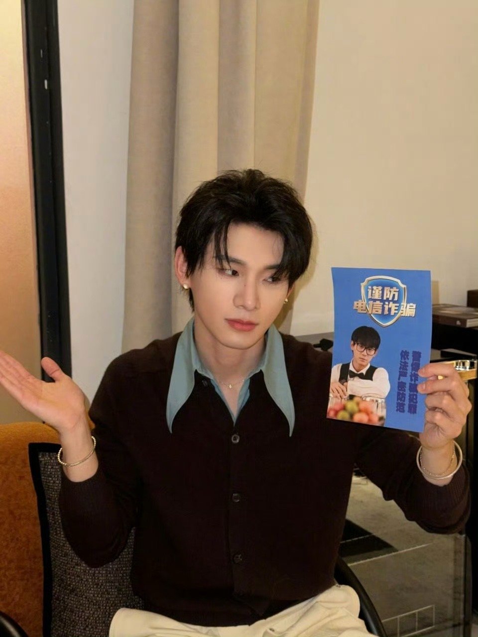 姚琛 谁家艺人剧宣自己发传单啊 是谁家爱豆在认真“打工”发传单？哦是姚琛啊！这新