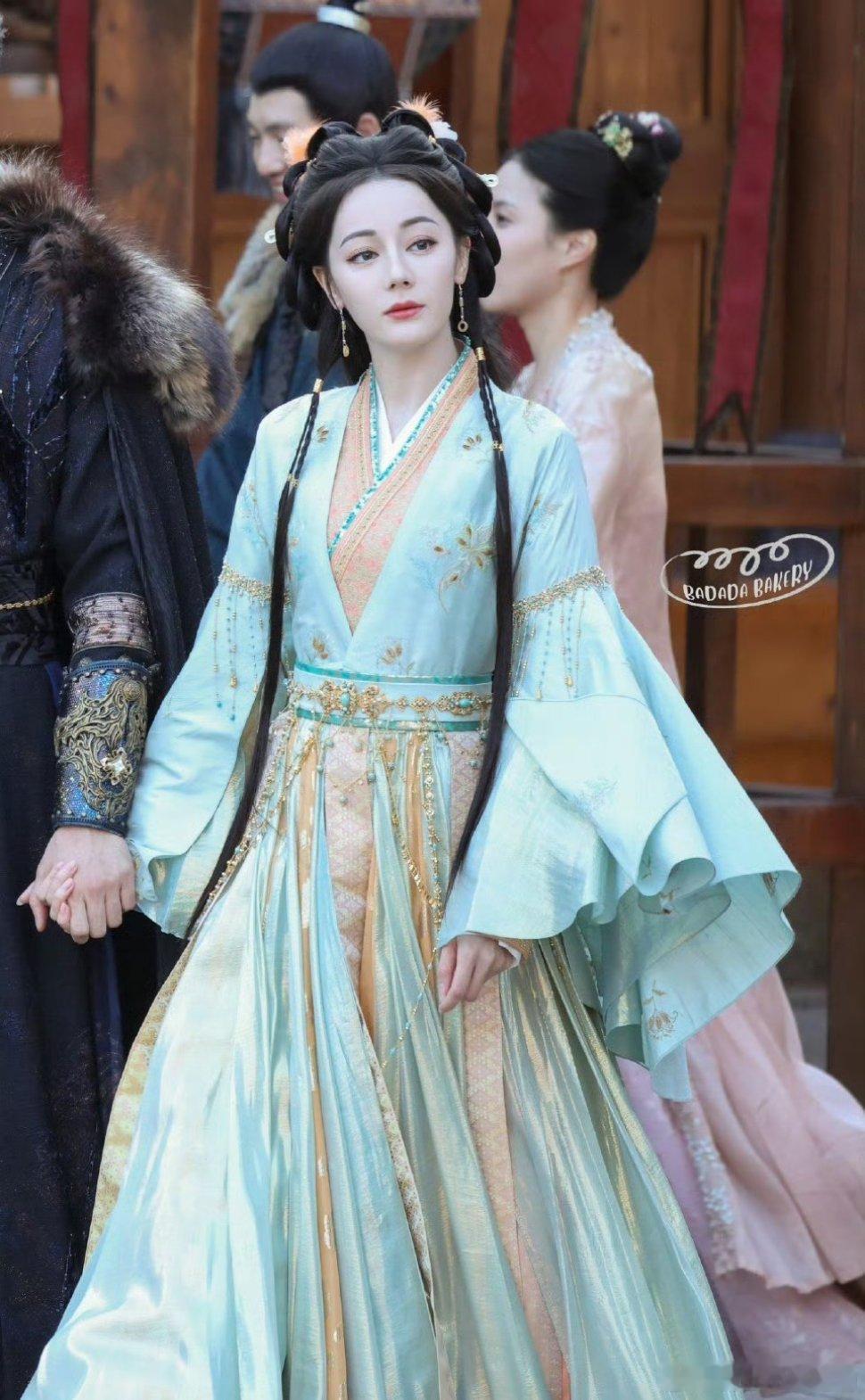 #迪丽热巴[超话]# 热巴你是美神降临[彩虹屁][彩虹屁]我真的想说这一套妆造挺
