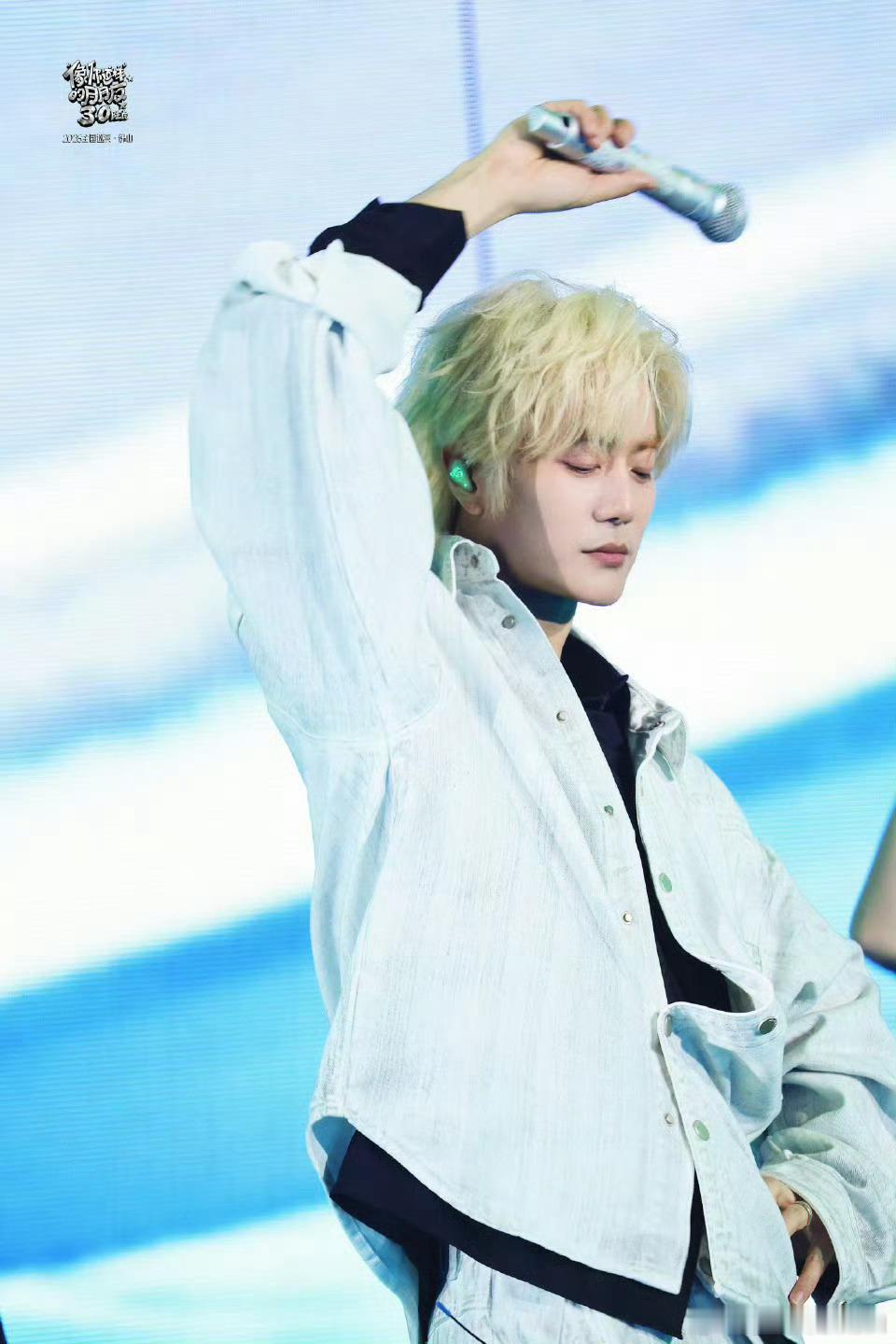 陆虎人到40染白毛 白毛虎上线！染完新发色就去演唱会讲烂梗，可爱到犯规，颜值和心