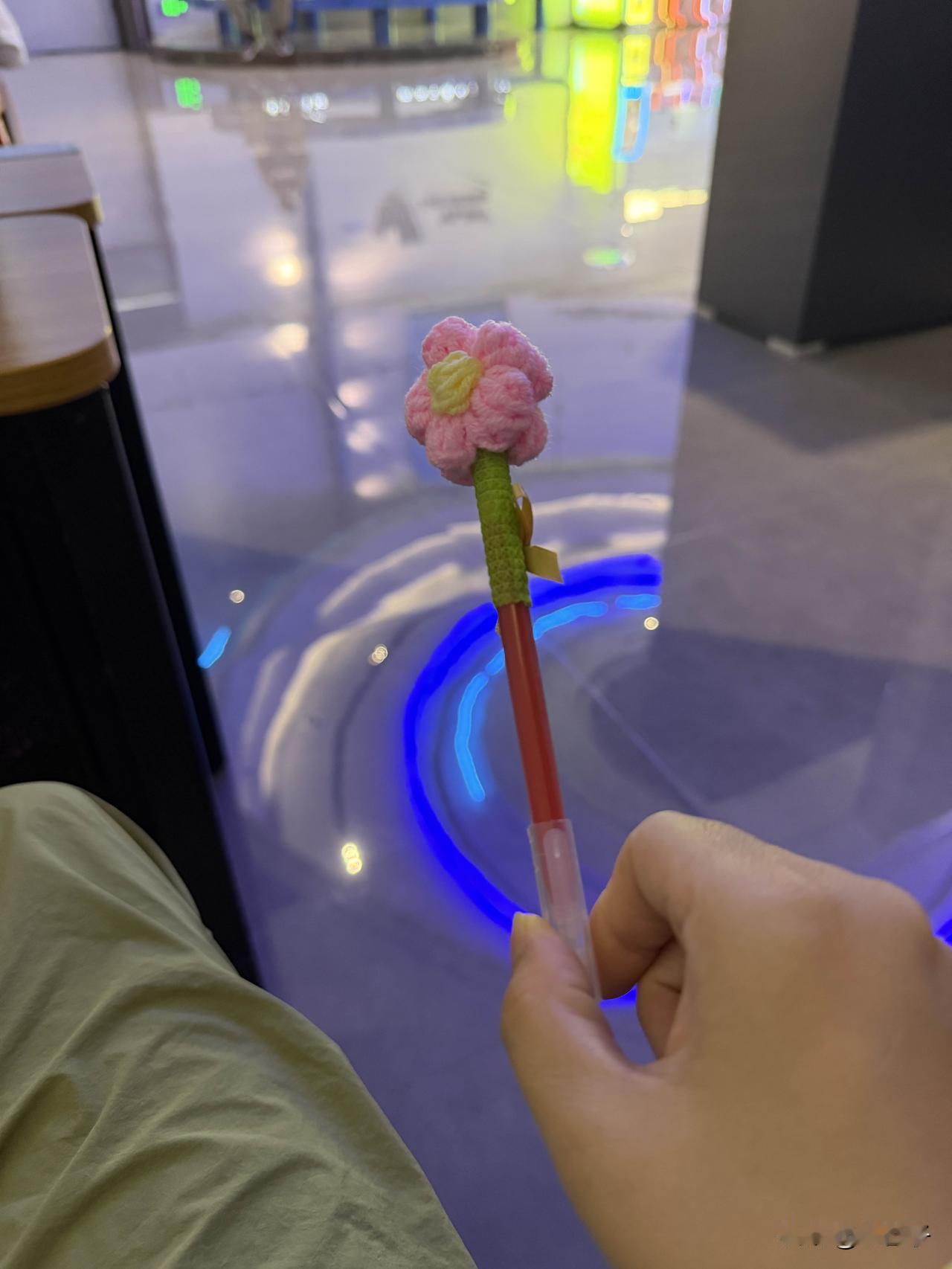 教师节，我为什么讨厌收礼物？

图片里那支花朵签字笔，不是我学生送的，是我女儿送