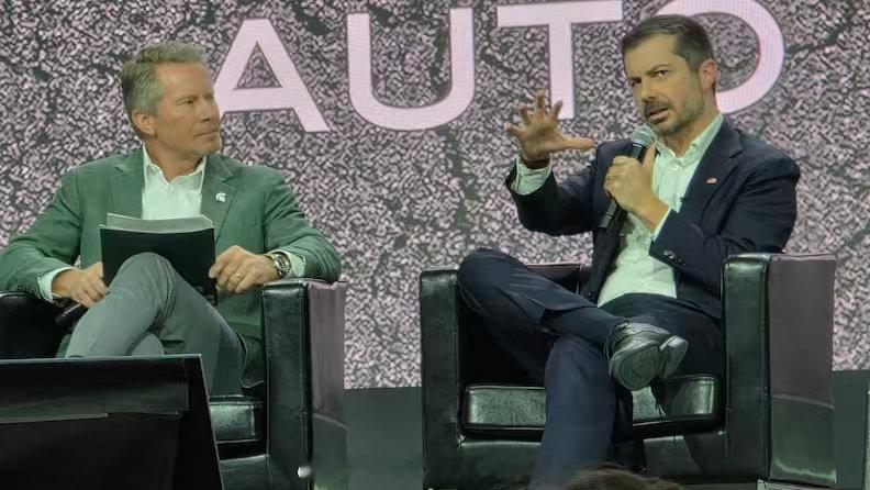 美国前交通部长皮特·布蒂吉格表示，关税政策未能增加美国制造业就业岗位，而抑制电动