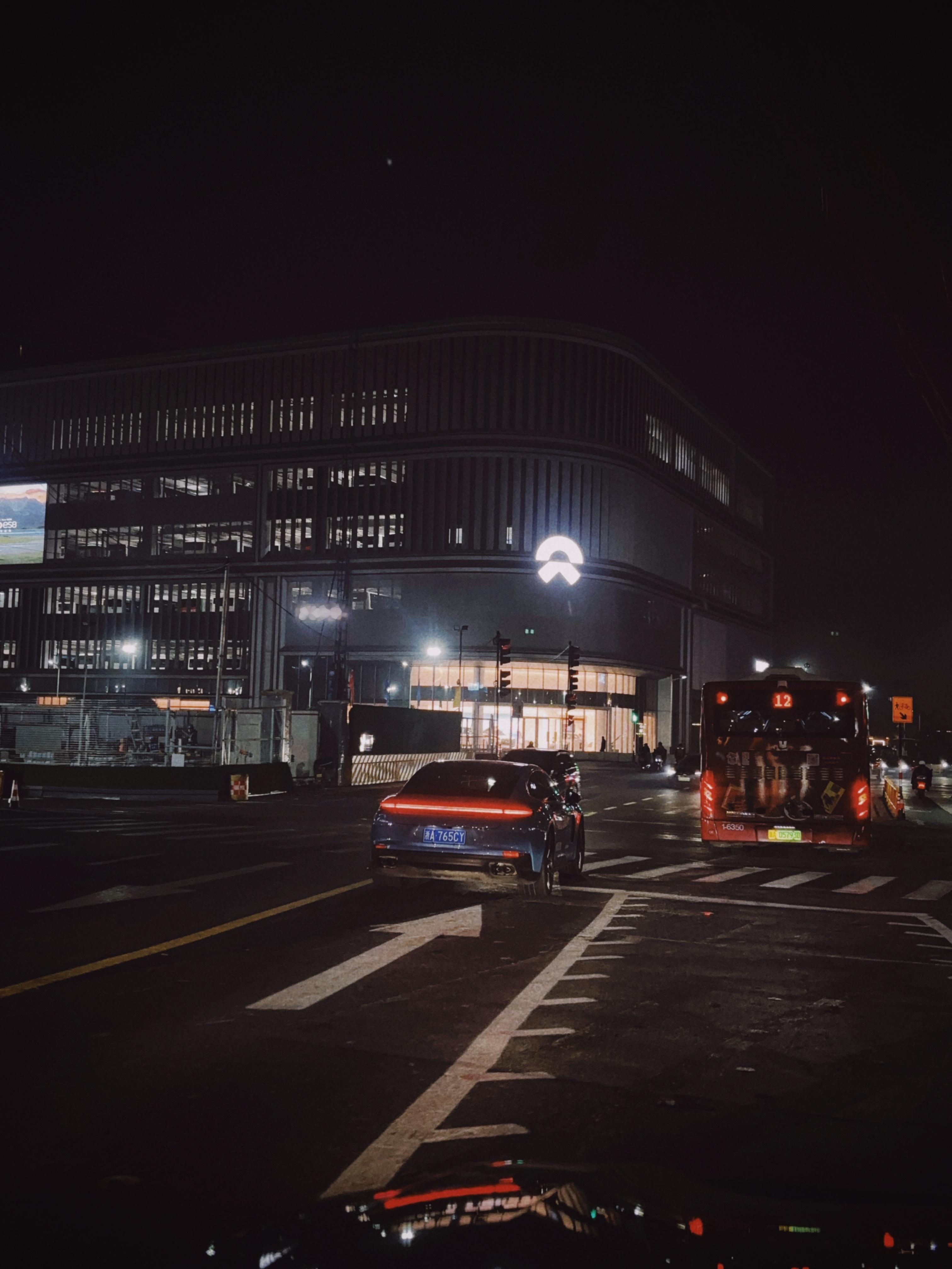 今夜的杭州街道，遇见浙江最大的蔚来牛屋。 