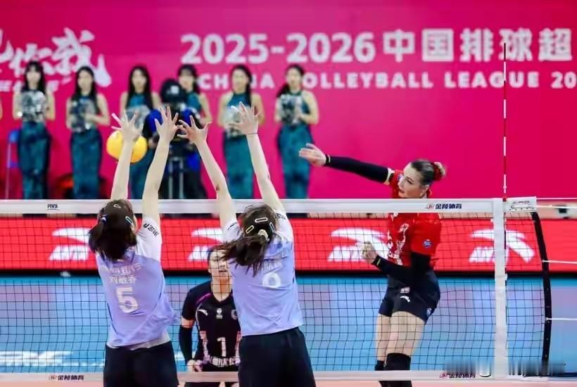 女排超级联赛常规赛A级第12轮、也是倒数第二轮，上海女排坐镇主场3-0横扫天津女