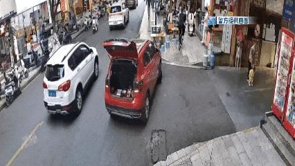 【昆明晚高峰女子被失控SUV拖着跑民警十余秒果断控险】近日，莲花池正街晚高峰车流