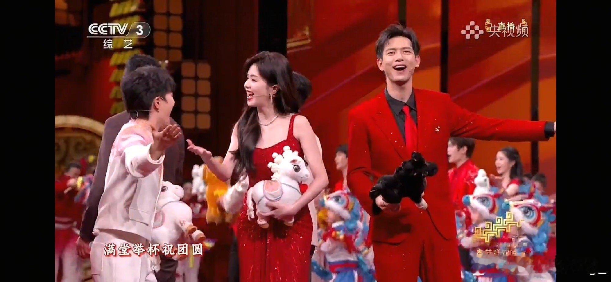 镜头扫到李现帅我一大跳 《马上有奇迹》一开场就被李现帅到了！正红色西装喜庆又精神