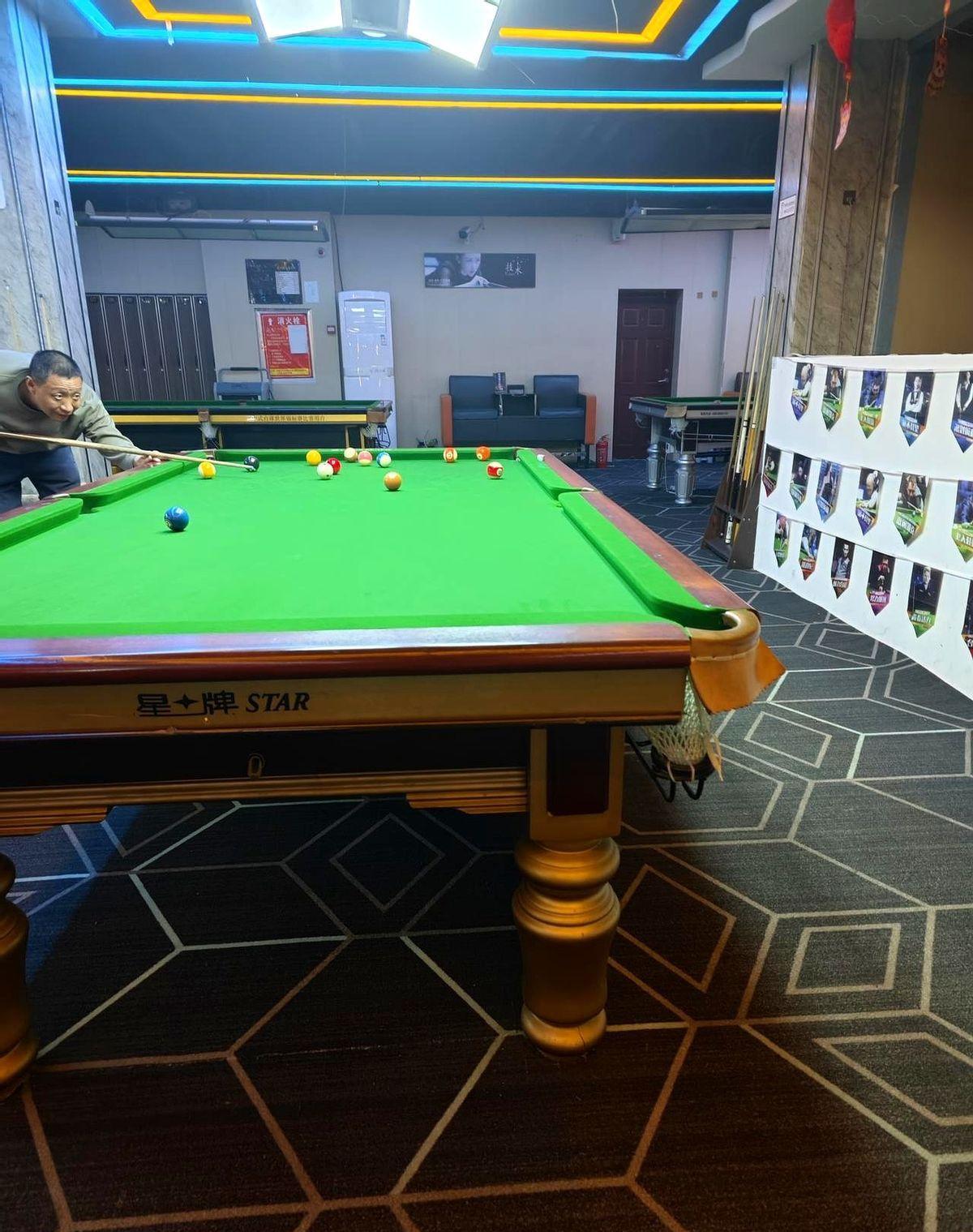 中年男人不是爱打台球，是爱那杆子握在手里，世界暂时不催他了。
不谈房贷，不说孩子