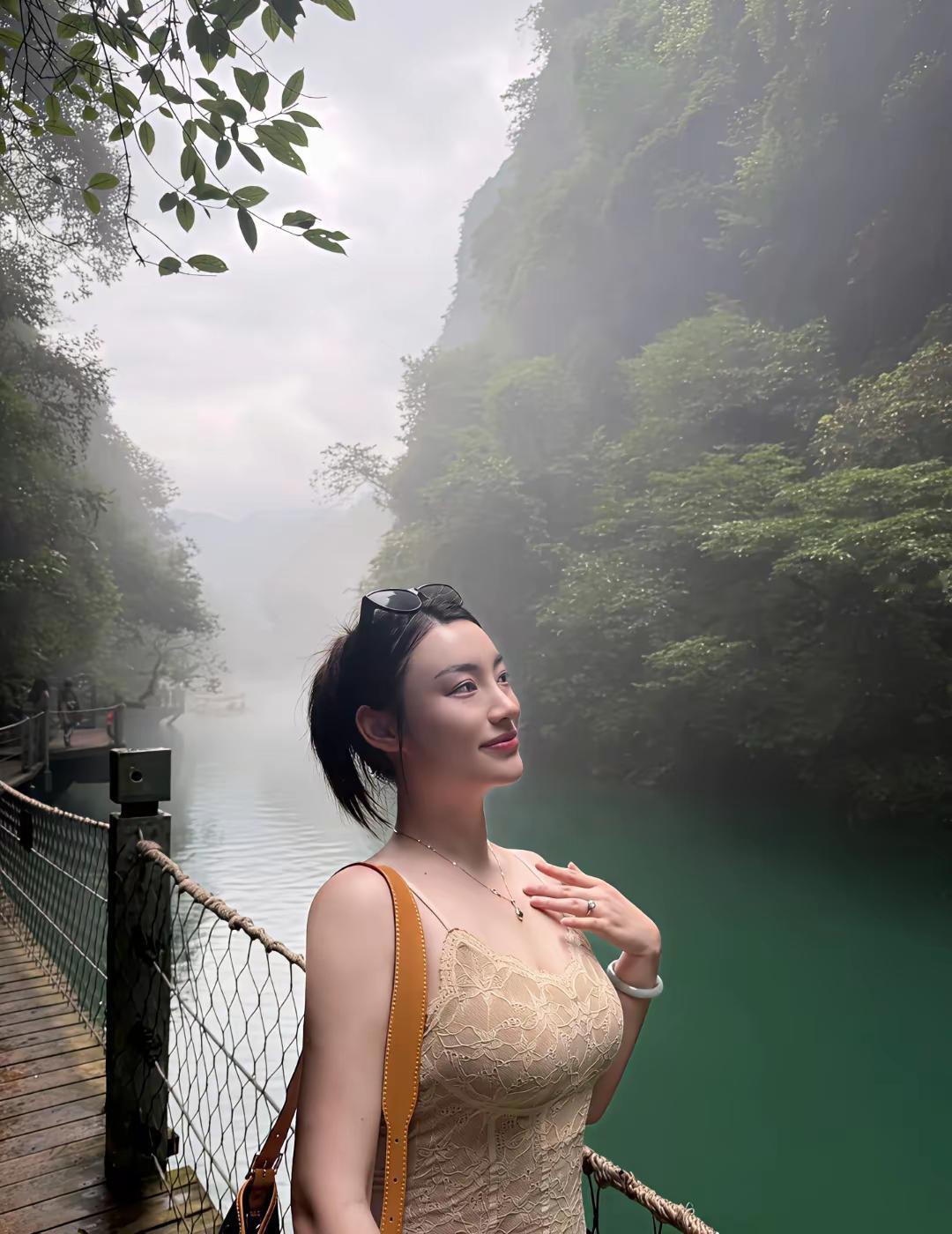 一谷碧水 半帘云雾