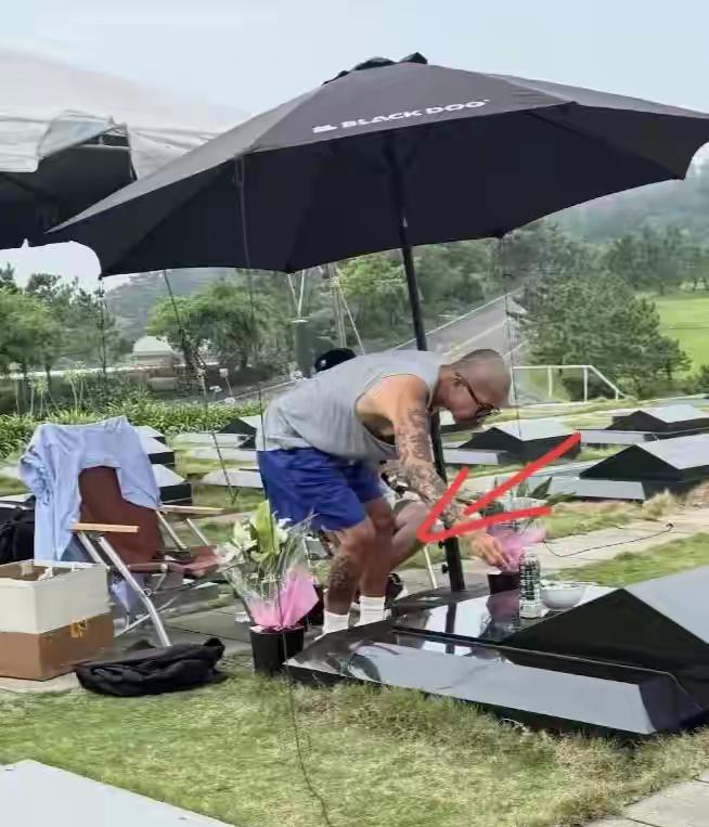人家墓碑都是子女挽敬，这倒好，大S墓碑上只有俊俊，俊俊捧骨灰，俊俊挽敬，俊俊被网