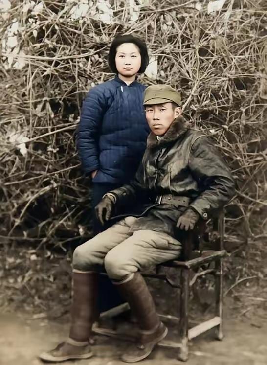 烽火中的爱情！
1943年11943年11月，刚伤病初愈的胡文杰坐在木椅上，上身