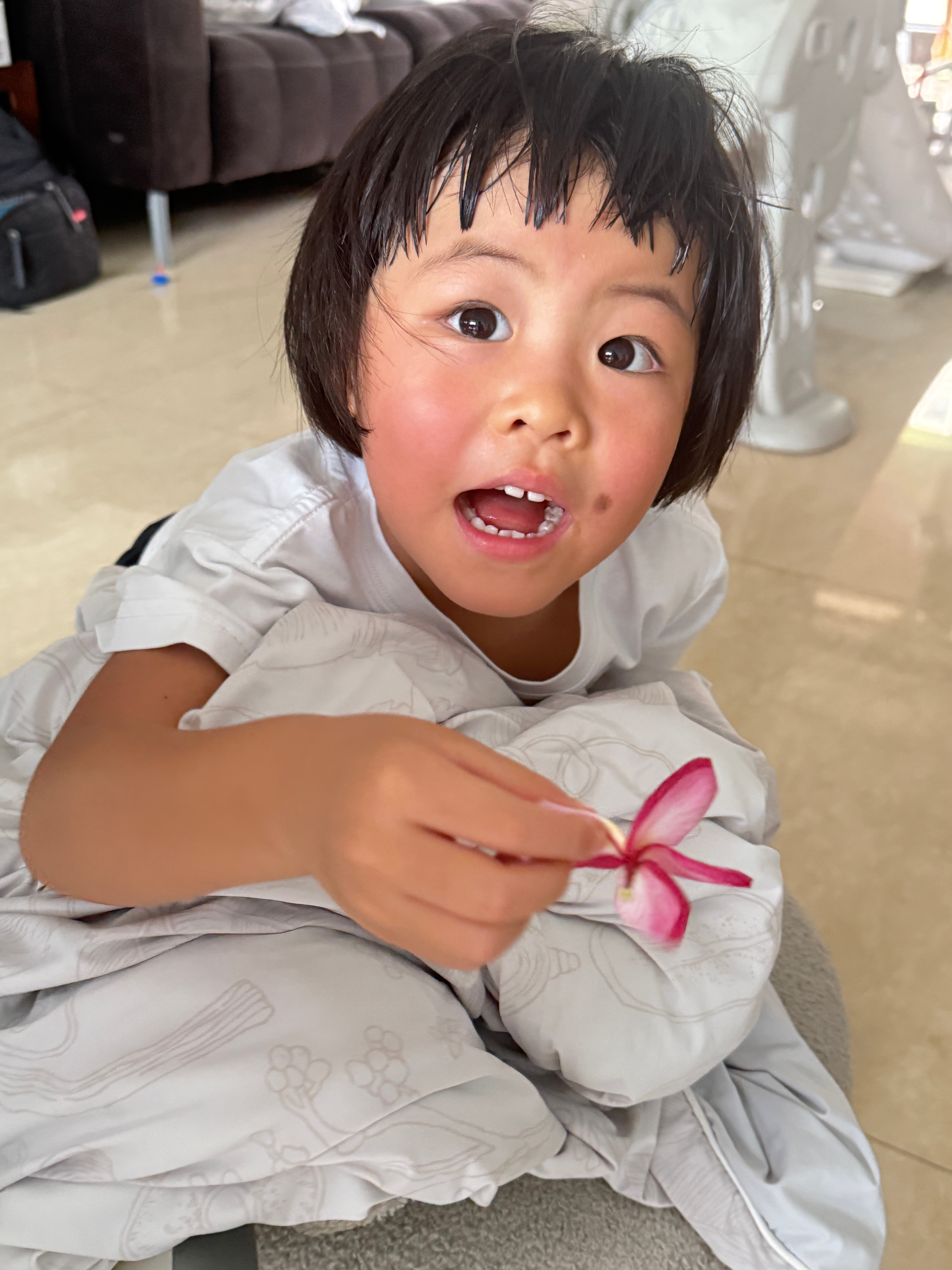 回来了，给我带了花说每天出门都会给妈妈带花的，因为知道妈妈喜欢花。救命
