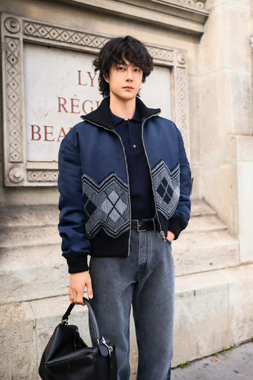 王一博走进秋天，不允许还有人没看到一博的街角碎片啊，秋天的小卷毛也太乖萌了吧！