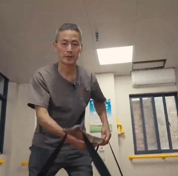 四明山深处的山坳里，藏着一群独居高龄老人，他们想吃一口热饭，曾是一件难事。因为山