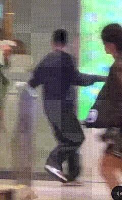 香港警察比湾湾的反应快多了，在香港屯门的突发事件，据说警察两分钟就到现场了。
 