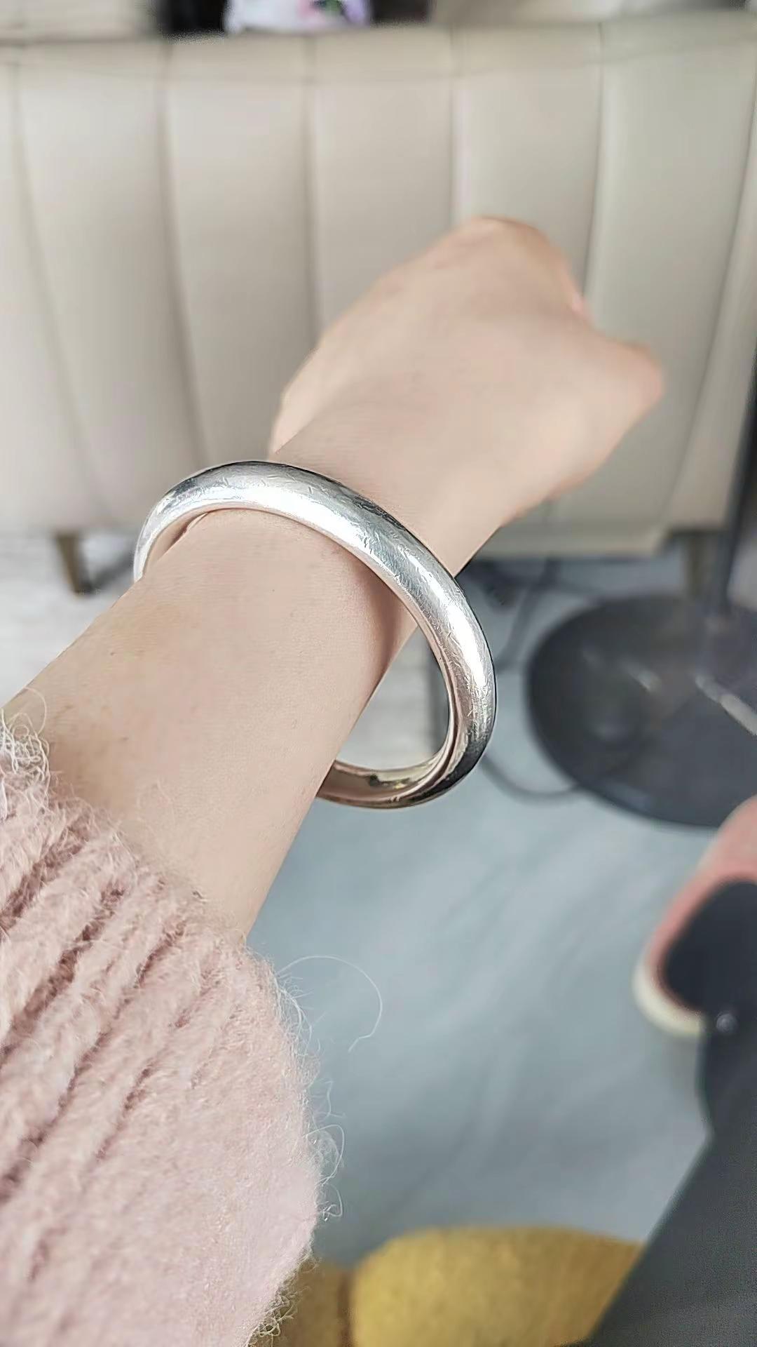 银手镯银镯在手，幸福随心行[心]纯银手镯承载着幸福的寓意。佩戴它，仿佛幸福就在身