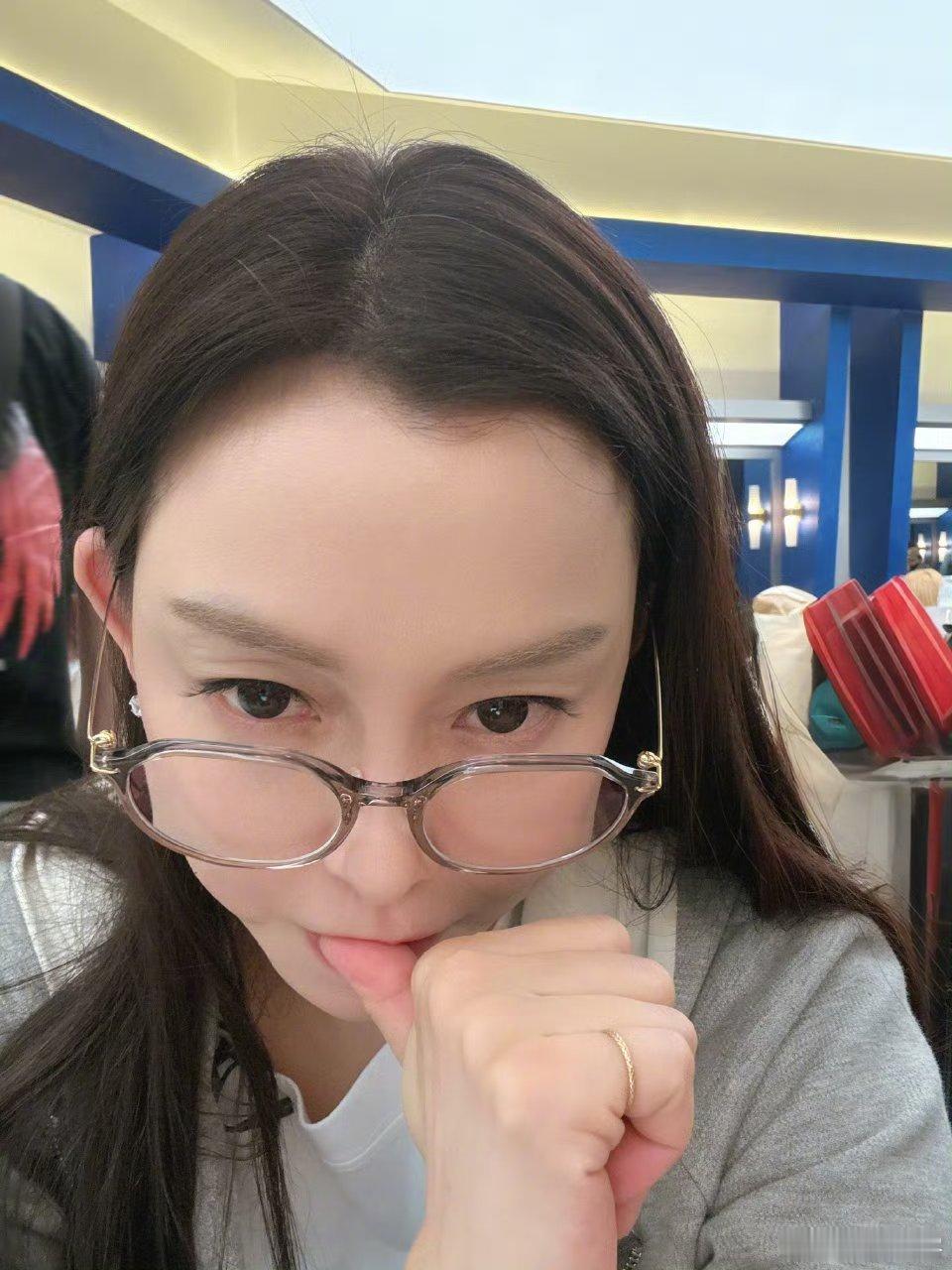 小S回应范玮琪浪姐初舞台范范加油 不要在乎那些对你有偏见的人 