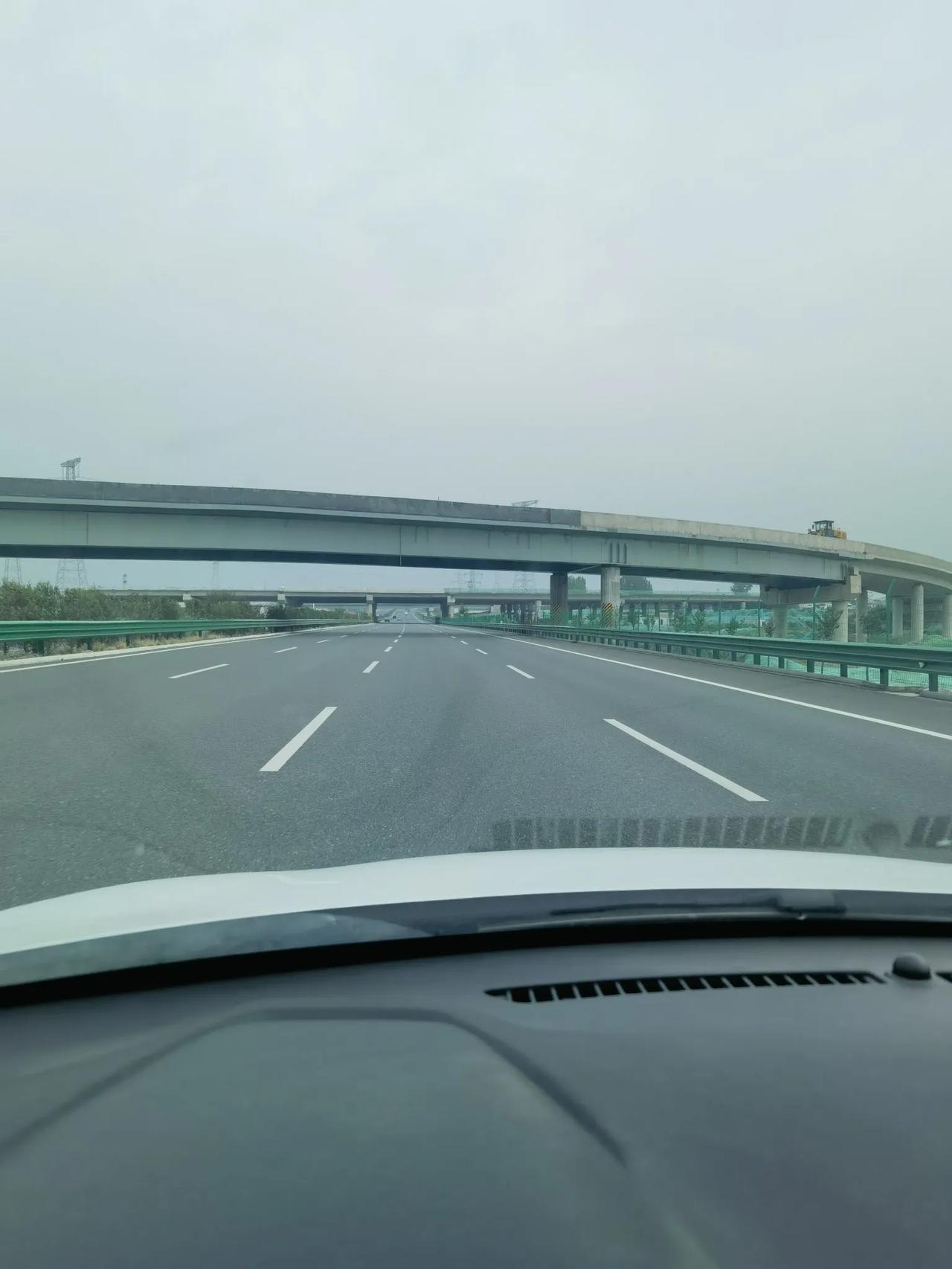 今天探访了鄠周眉高速公路接京昆高速水寨立交进展很快，主骨架初具规模，只待支线完善