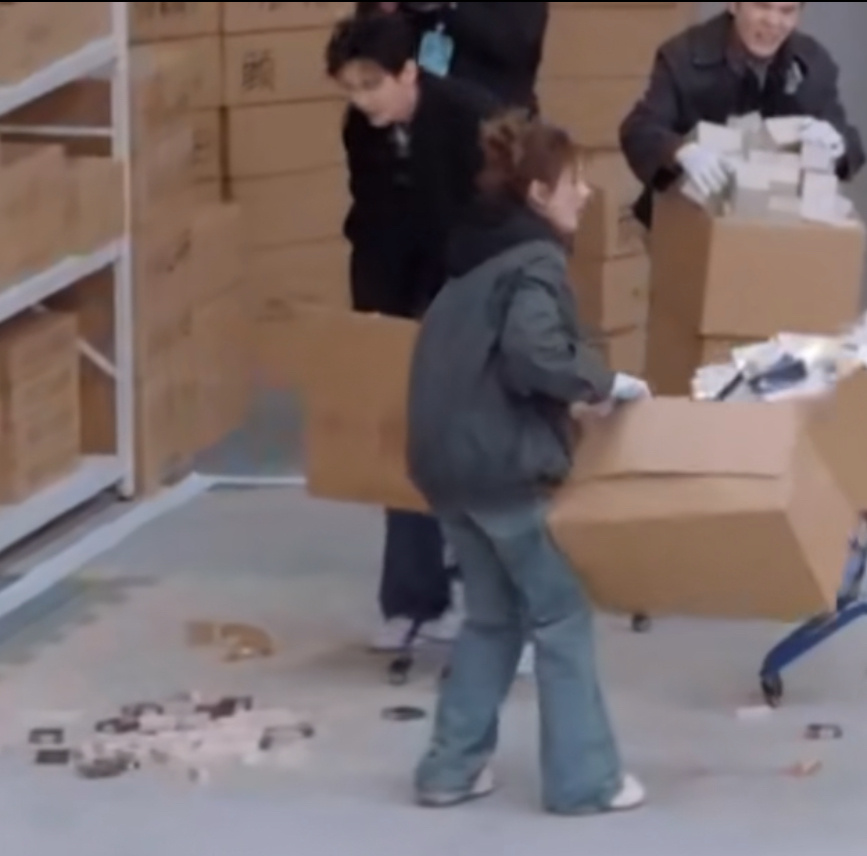 无予伦毕  老妈弄撒了 老爸第一时间回头看了！！！老爸走过去的镜头还是被剪掉了 