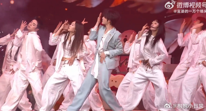 苏新皓的19岁成长分享会苏新皓再跳散落的华服 哇哦！苏新皓19岁成长分享会重现《