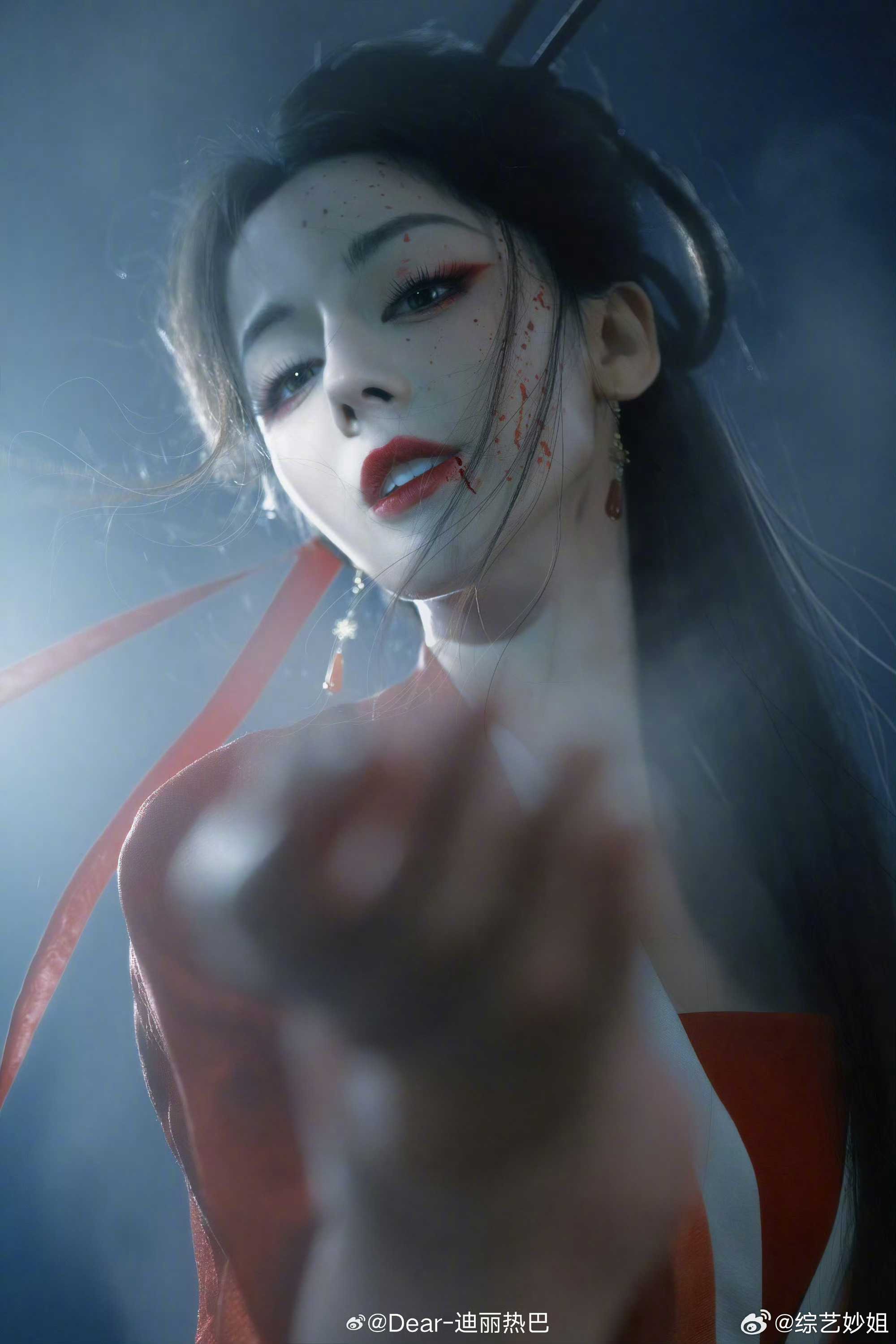 迪丽热巴陈飞宇古风写真，一个红衣女鬼，一个战场将军一红一飒，一柔一刚，鬼魅与将军