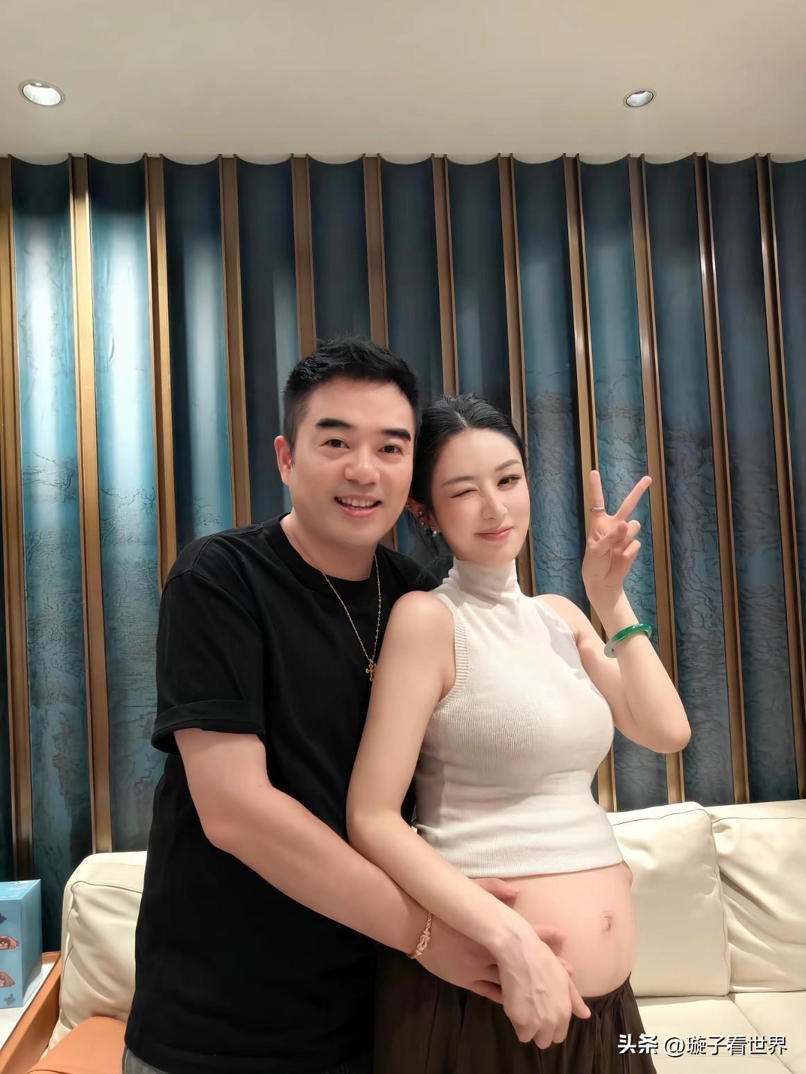 薇娅二胎已经怀六个月啦，孕肚看着特别明显，但状态是真不错，就只长了肚子，身上还是