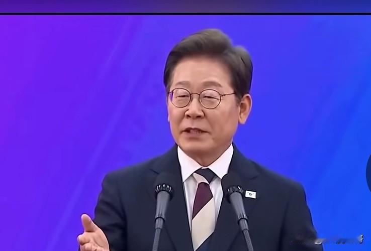 美国把韩国架在火上烤？我看是韩国在故意拆美国的台。
近日，美国特朗普发推文要求国