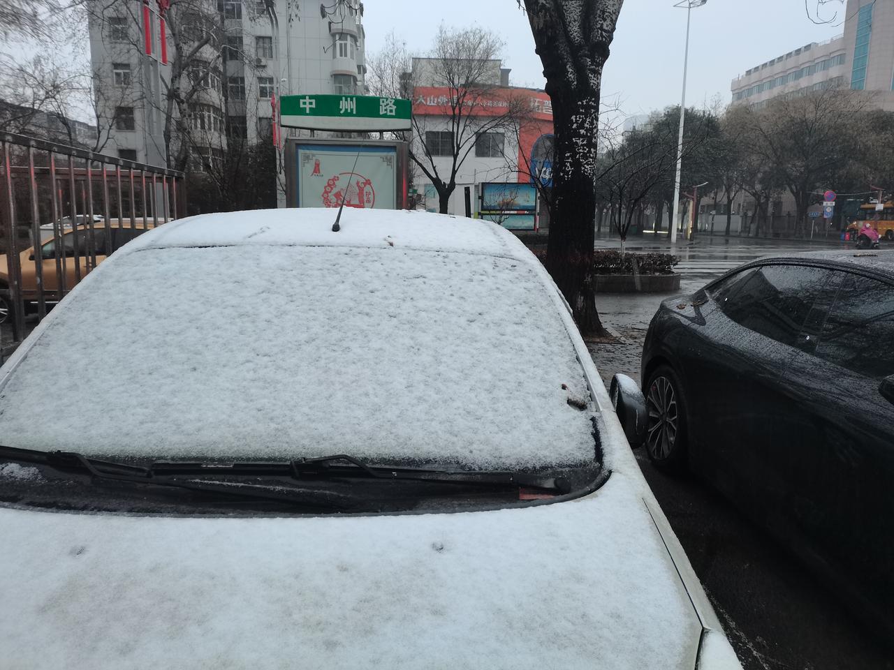 3月1日，古都安阳降温降雪了！晨随手拍自龙安区清风街与中州路交叉口附近。新春走基