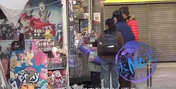 放学后的温馨一幕，仿佛童话再现。白百何以超人妈妈的姿态，将小宝贝稳稳地背在肩上，