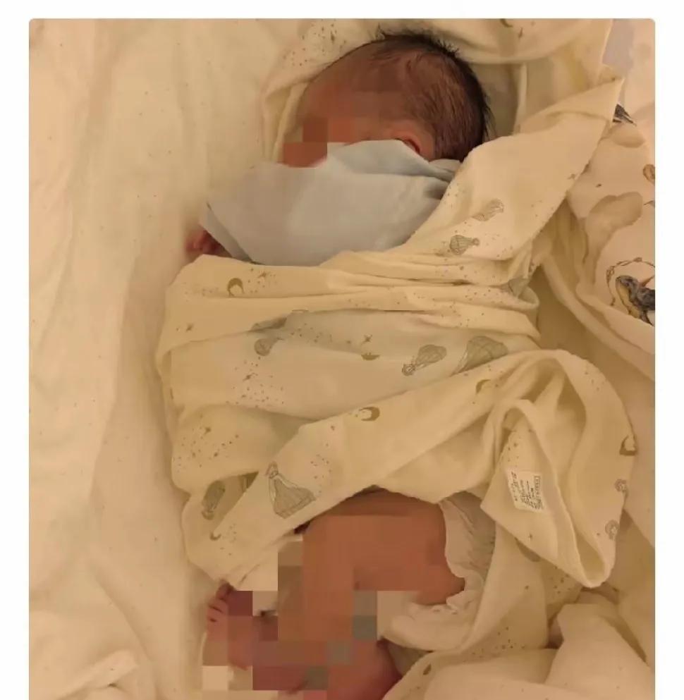 同事跟我说，很多时候手术室里都是冷静的，但那晚上，好几个身经百战的主任医师，眼泪