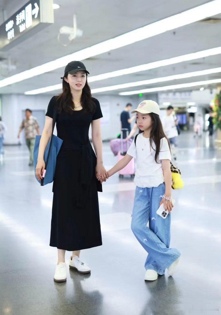 董璇被小酒窝安排明白了长大后的小酒窝越来越懂事，出游时反倒成了照顾人的那一个。董