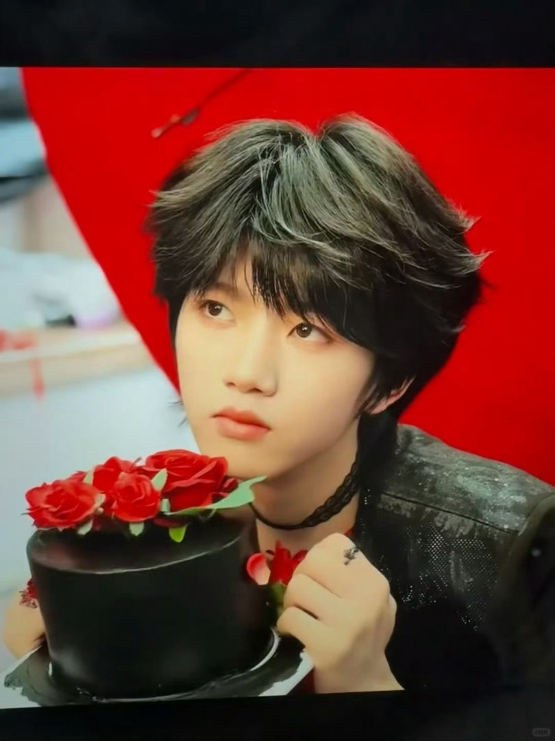 张函瑞奔跑四拍摄花絮张函瑞奔跑四拍摄花絮来啦，帅气的玫瑰王子和可爱的贝雷帽造型简