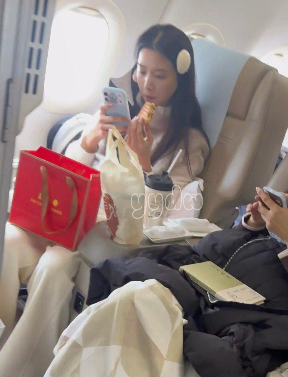 坐飞机偶遇卢昱晓吃吐司网友坐飞机偶遇卢昱晓吃吐司，好可爱☺️！网友坐飞机偶遇卢昱