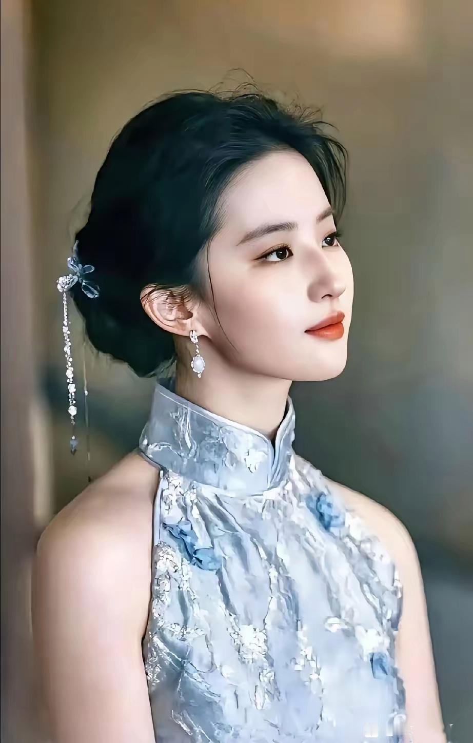 刘亦菲真正厉害的，从来不是颜值
 
刘亦菲最打动人的，不是神仙颜值，而是这三点。