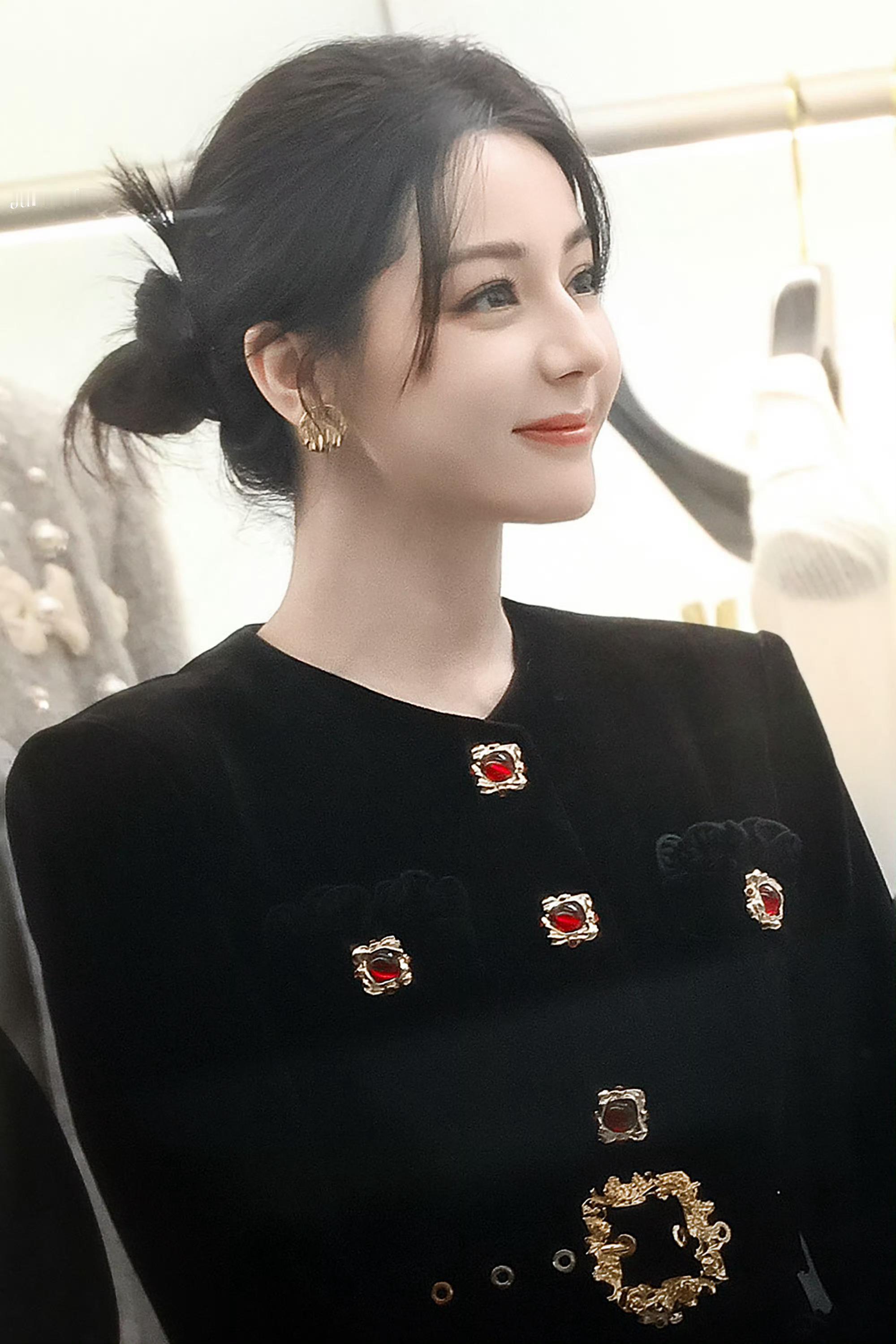 迪丽热巴新剧路透梦回关小迪都来向卫蓝妈妈献上你的膝盖。[期待][期待]虽然不能同