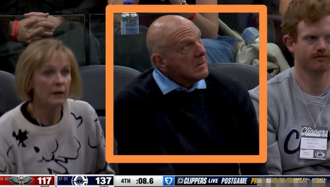 快船老板鲍尔默真是太让人捉摸不透了！在今天快船主场迎战鹈鹕的比赛中，当时距离全场