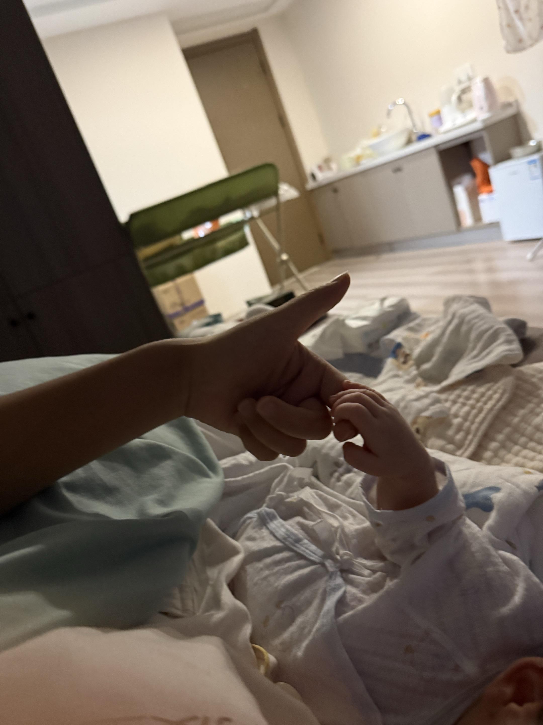 突然拉住了我的手，一下感觉自己原来也是个妈妈了诶