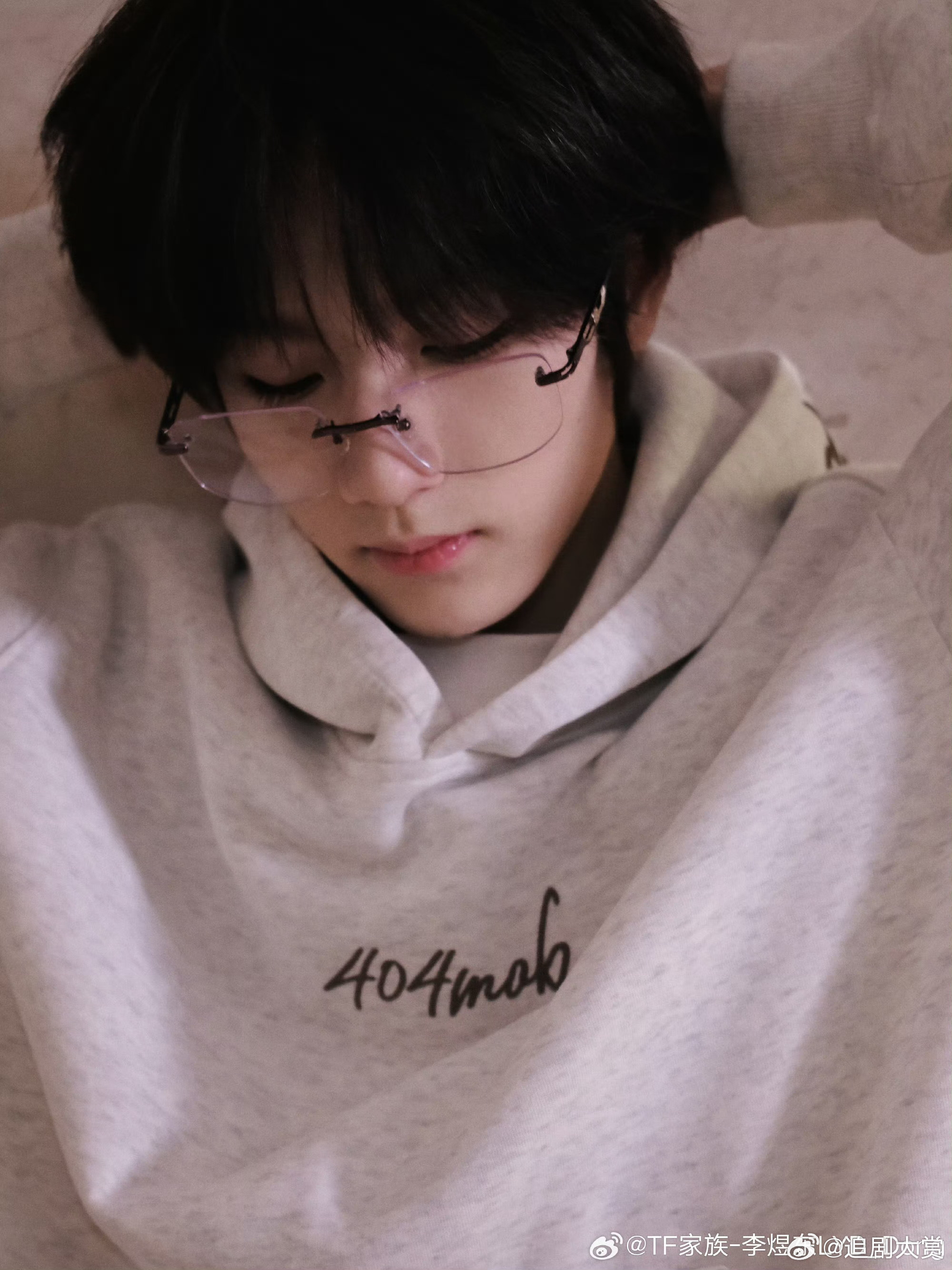 李煜东戴眼镜李煜东戴眼镜好苏啊，妈粉即将变质